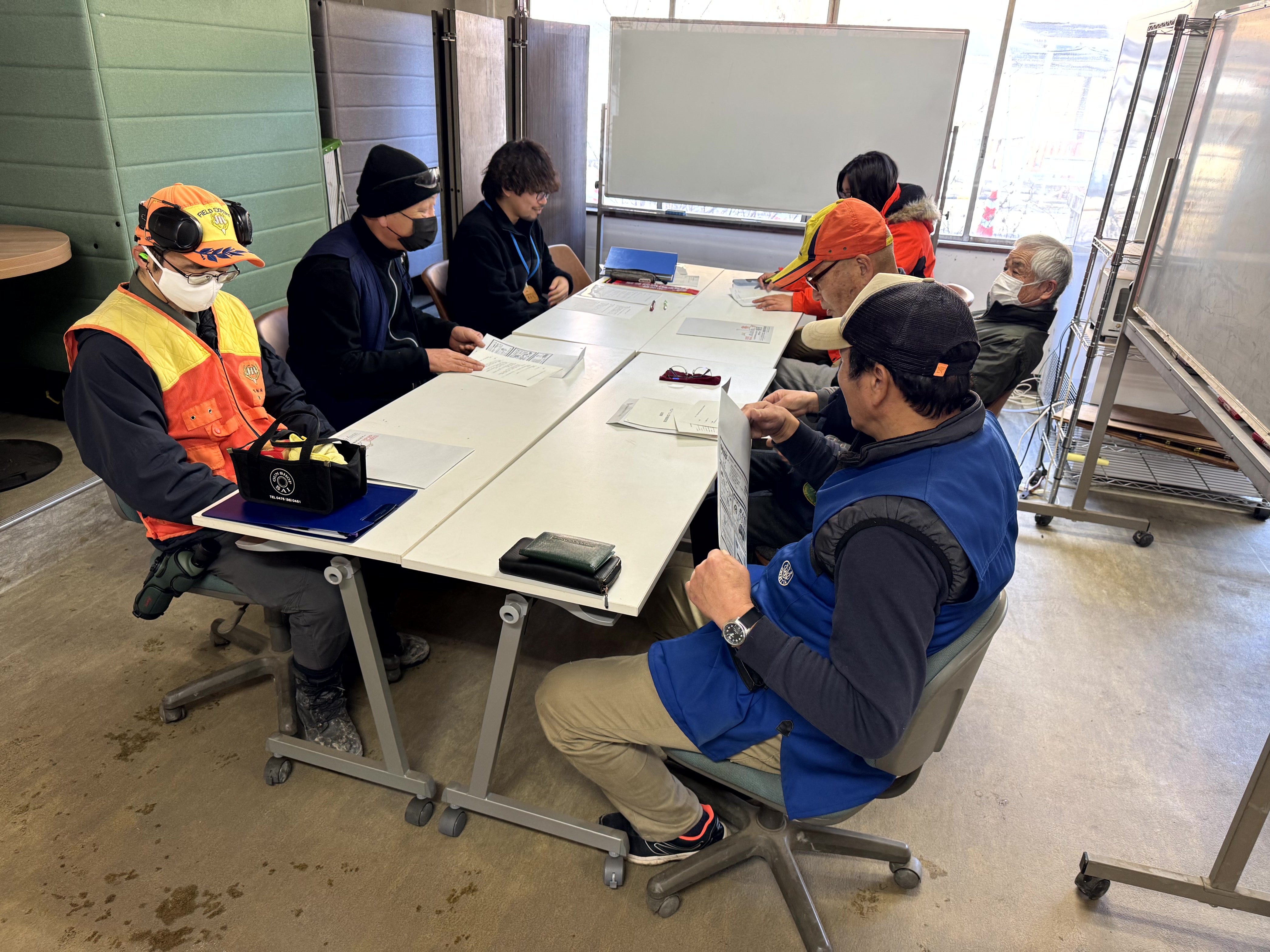 座学での指導風景 — 指導員と受講者のディスカッション